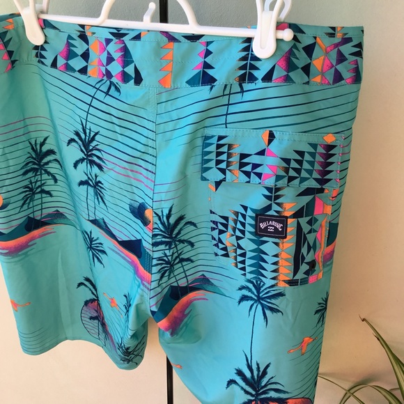 Billabong Men's shorts Size 36 EUC Aqua Blue with Island print - Picture 12 of 16